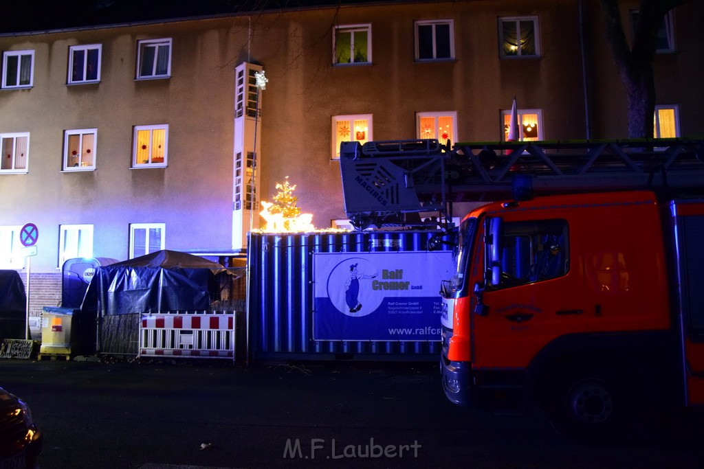 Feuer 2 Y durch Weihnachtsbaum  Koeln Ehrenfeld Alpenerstr P68.JPG - Miklos Laubert